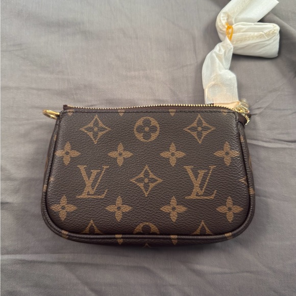 Louis Vuitton Monogram Mini Pochette - Picture 3 of 9